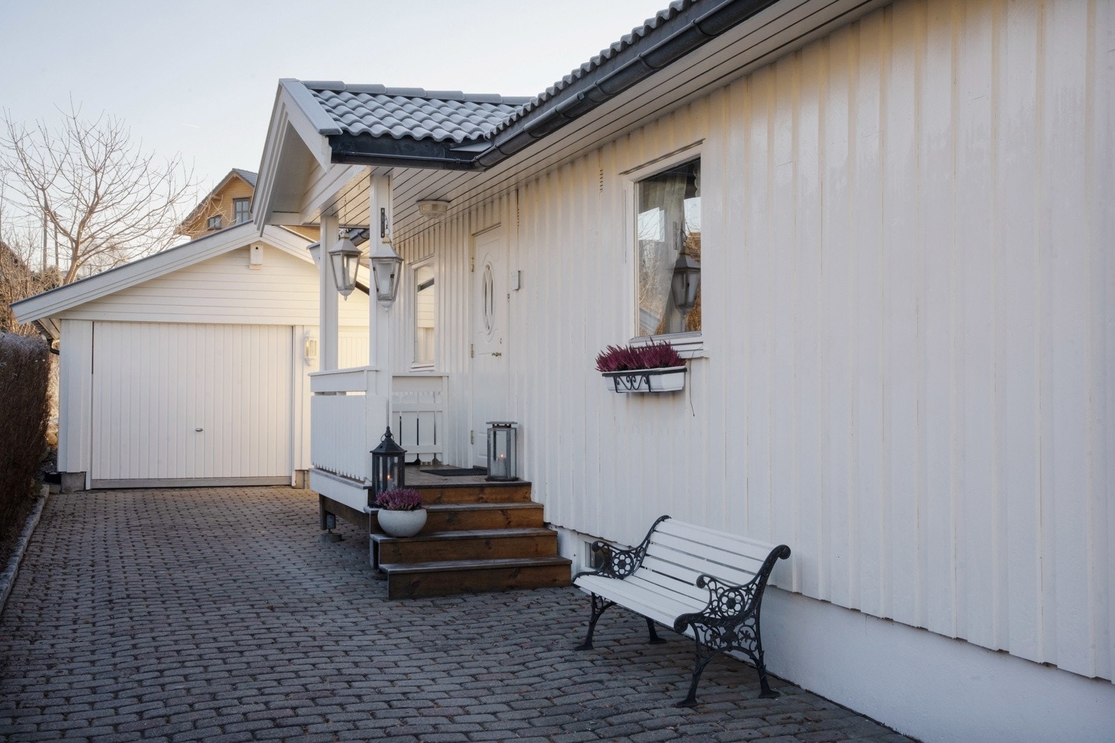 Inngangsparti med overbygg. Velkommen inn! Galleribilde