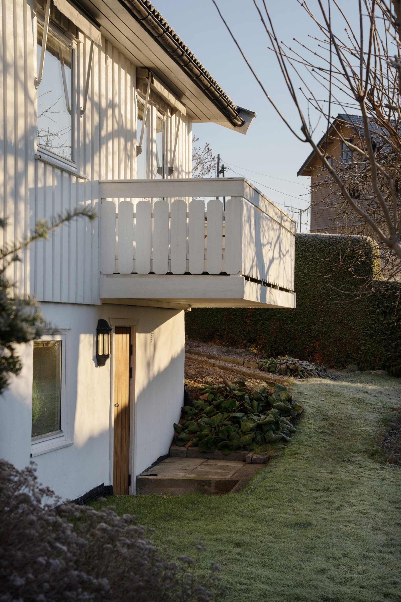 Dør fra kjeller som går direkte ut til hagen Galleribilde