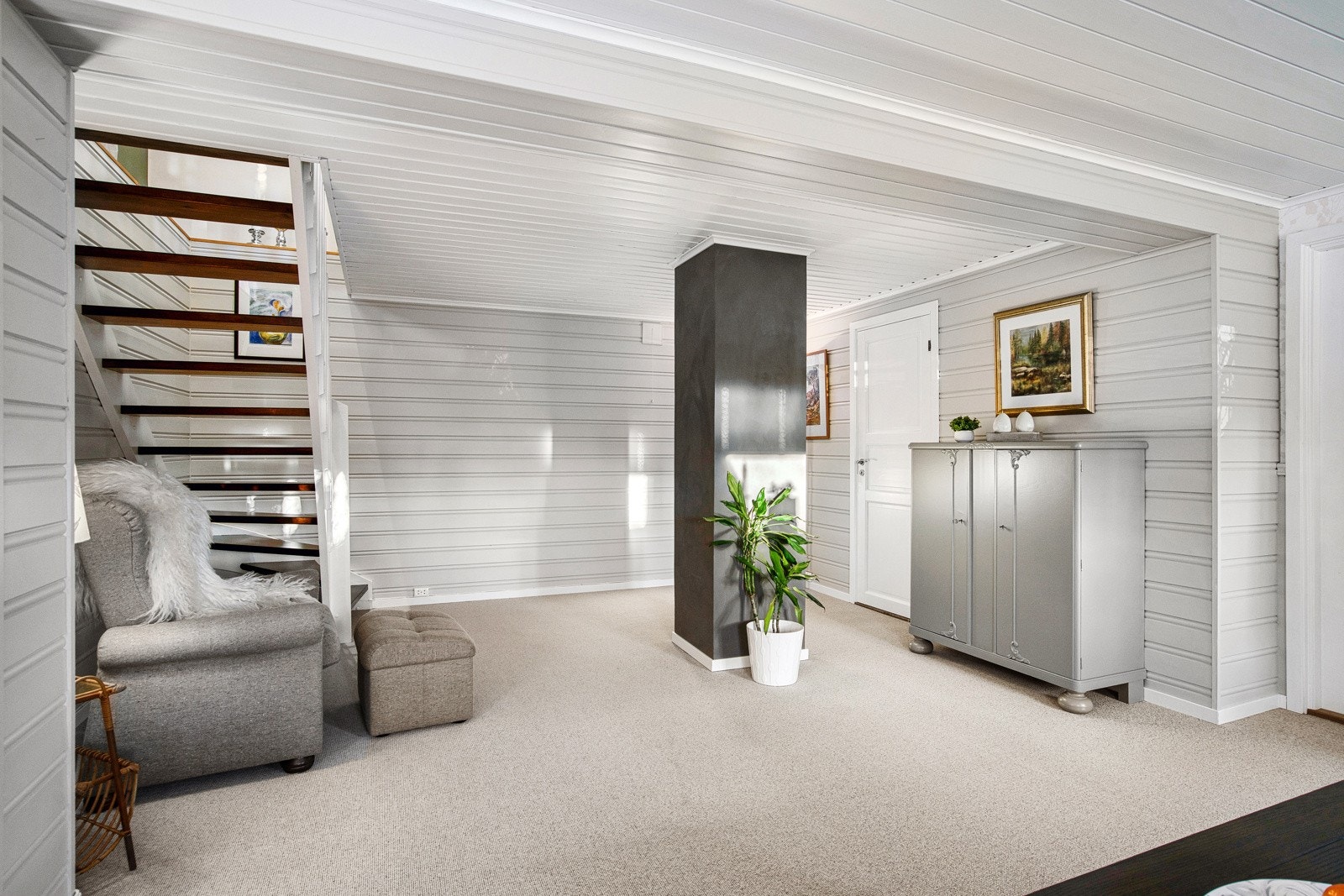 Trapp fra stuen og ned i sokkeletasjen Galleribilde