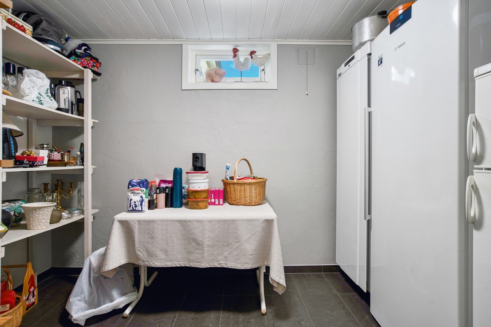 Matbod og plass til kjøleskap / fryseskap Galleribilde