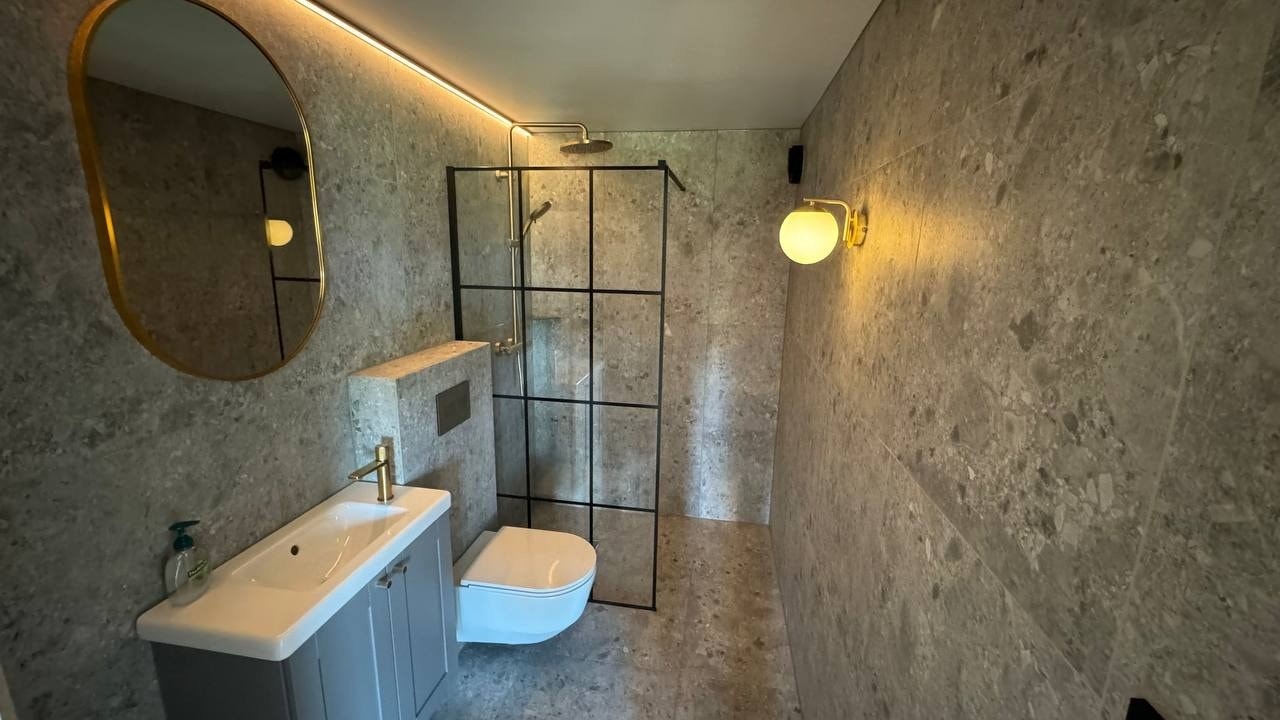 Nytt og moderne baderom, inkludert vaskemaskin Galleribilde