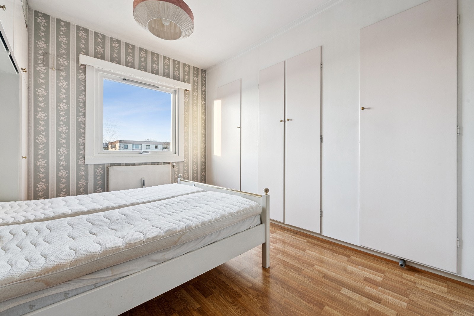 Hovedsoverommet har særdeles godt med plassbygde garderobeskap. Galleribilde