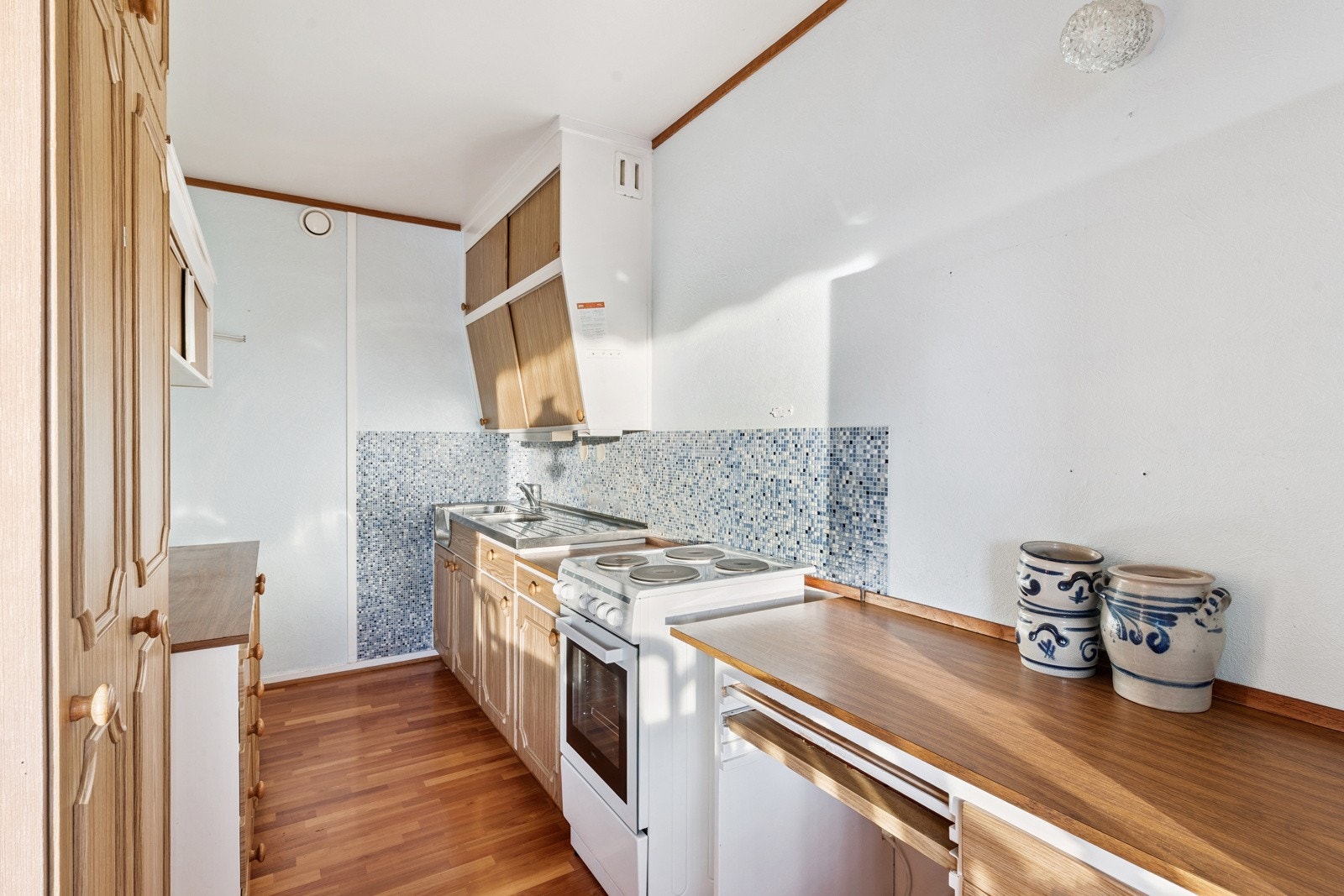 Kjøkken med originale skrog og kjøkkenfornyeren som har byttet fronter og benkeplate. Galleribilde