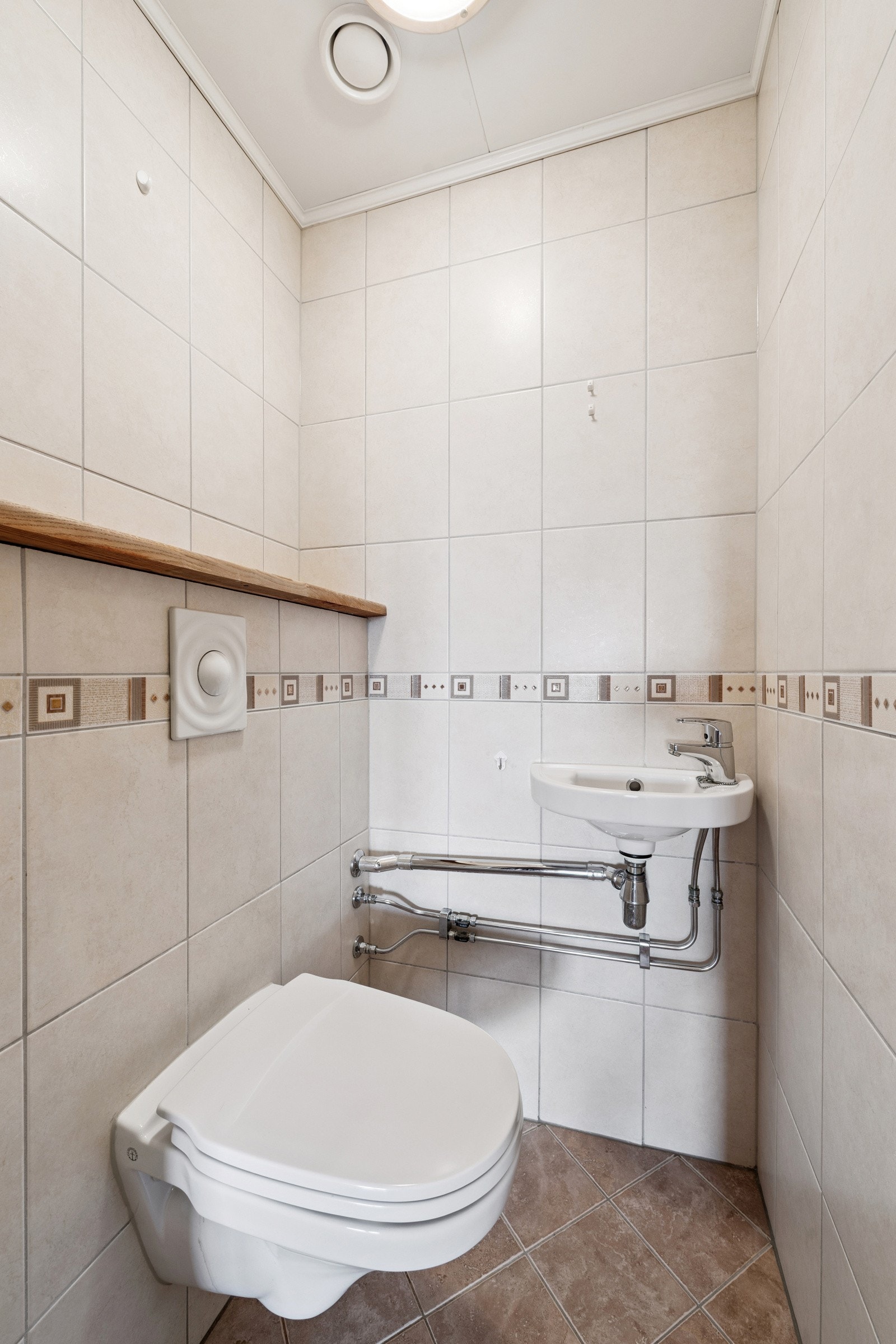 Adskilt toalett som er praktisk for familer. Vegghengt toalett. Dette rommet er også rehabilitert i regi av brl. Galleribilde