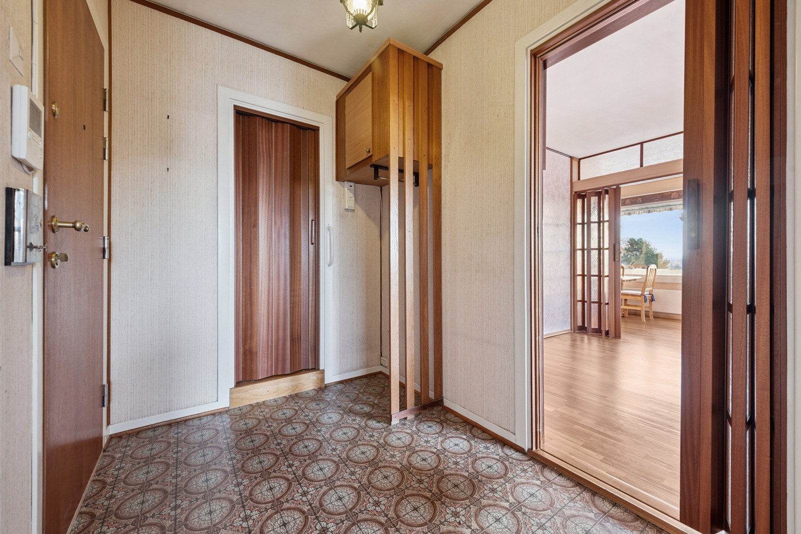 Entreén er et fint knytepunkt i leiligheten. God plass for garderobe. Dørcalling med videoskjerm. Galleribilde