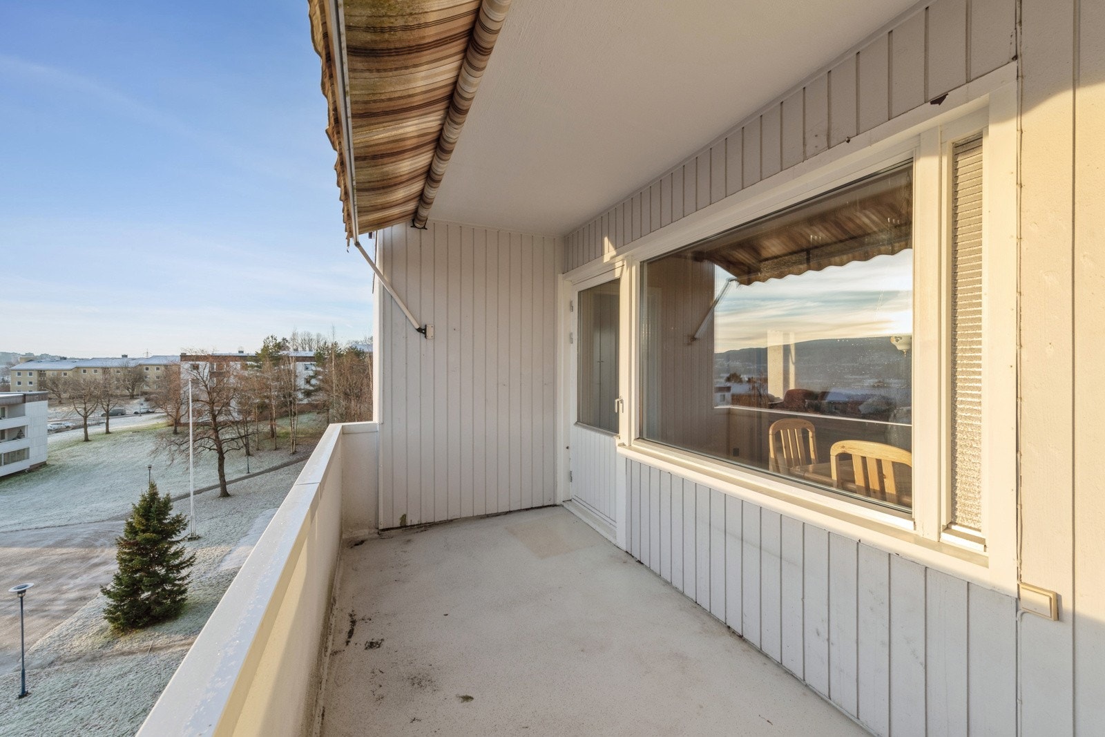 Særdeles solrik balkong. Markise i hele lengden. Her kan du nyte en kopp kaffe, et godt måltid eller bare fred og ro og en god bok. Galleribilde