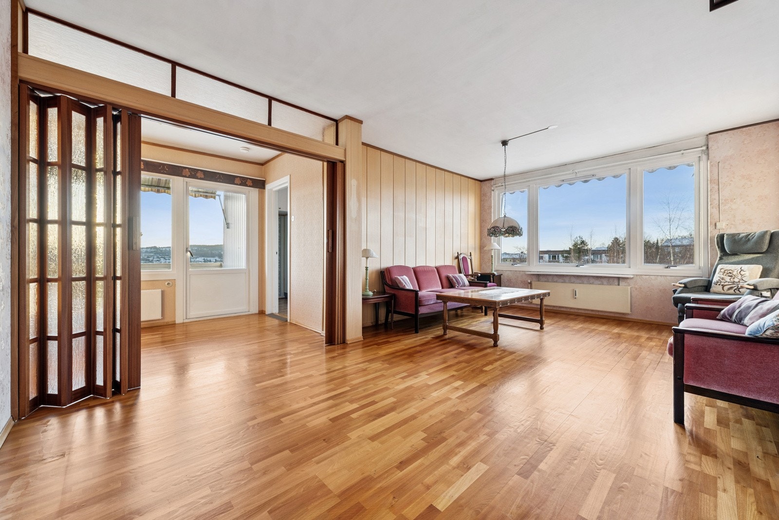 Morsomme originale detaljer i stuen. Stuen er romlig med store vindusflater og utsikt. Galleribilde