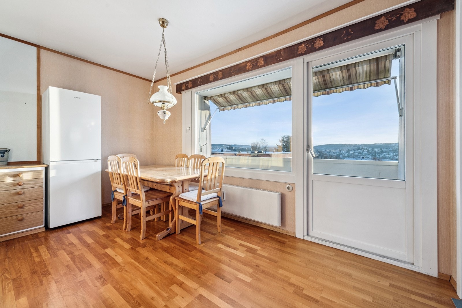 Nydelig spiseplass med god plass til stort spisebord hvor du kan samle både venner og familie til hyggelige anledninger. Galleribilde