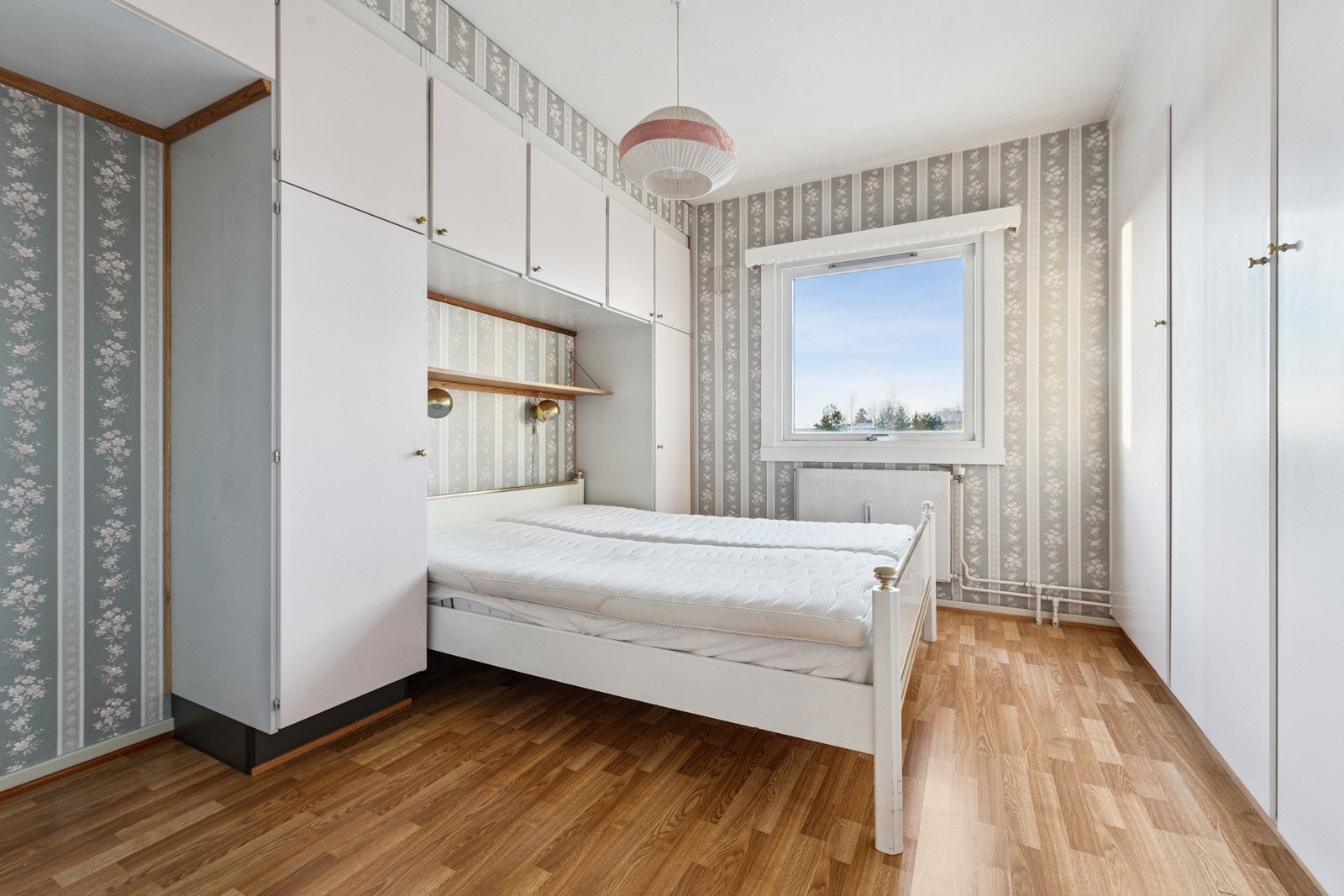 Hovedsoverommet er av god størrelse, nisje for sengen omringet av godt planlagt plassbygde skaper. Galleribilde