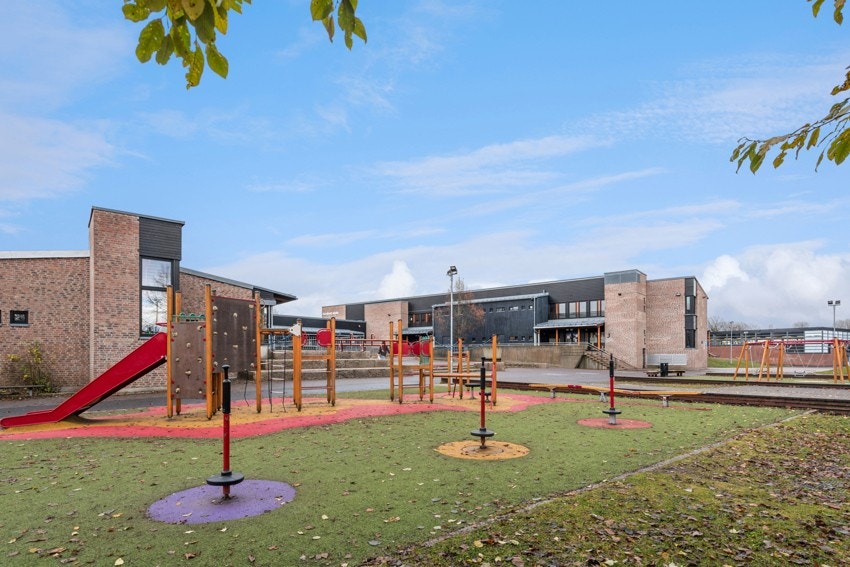 Nordvet skole ligger kun 5 min unna og har oppgradert både uteområder og skole. Galleribilde