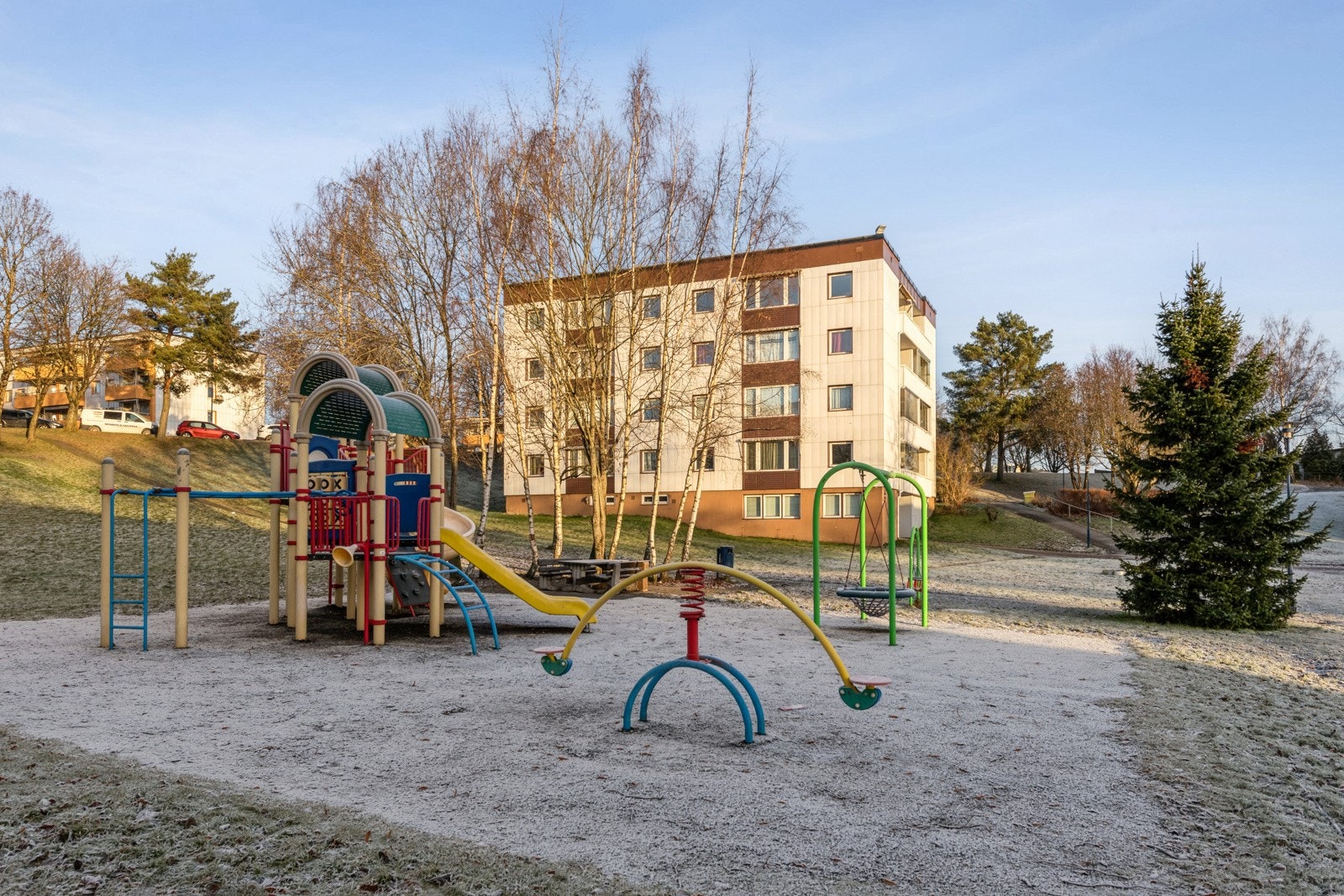 Fantastiske uteområder, her lekes det på sommeren og akes på vinteren. Et fint og fritt område med god plass mellom blokkene. Galleribilde