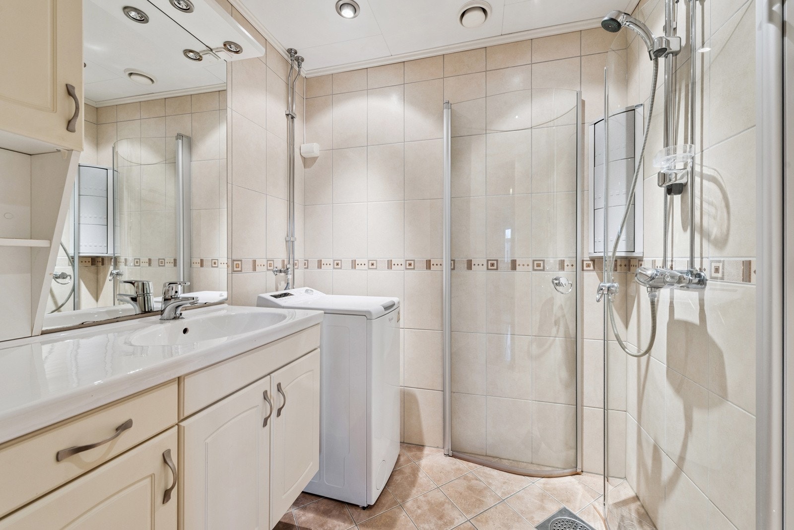 Bad er rehabilitert i regi av brl., ferdigstilt ca 2004. Varmekabler, downlights. Servant med innredning, dusj i hjørnet og opplegg for vaskemaskin (vaskemaskinen vil følge). Galleribilde