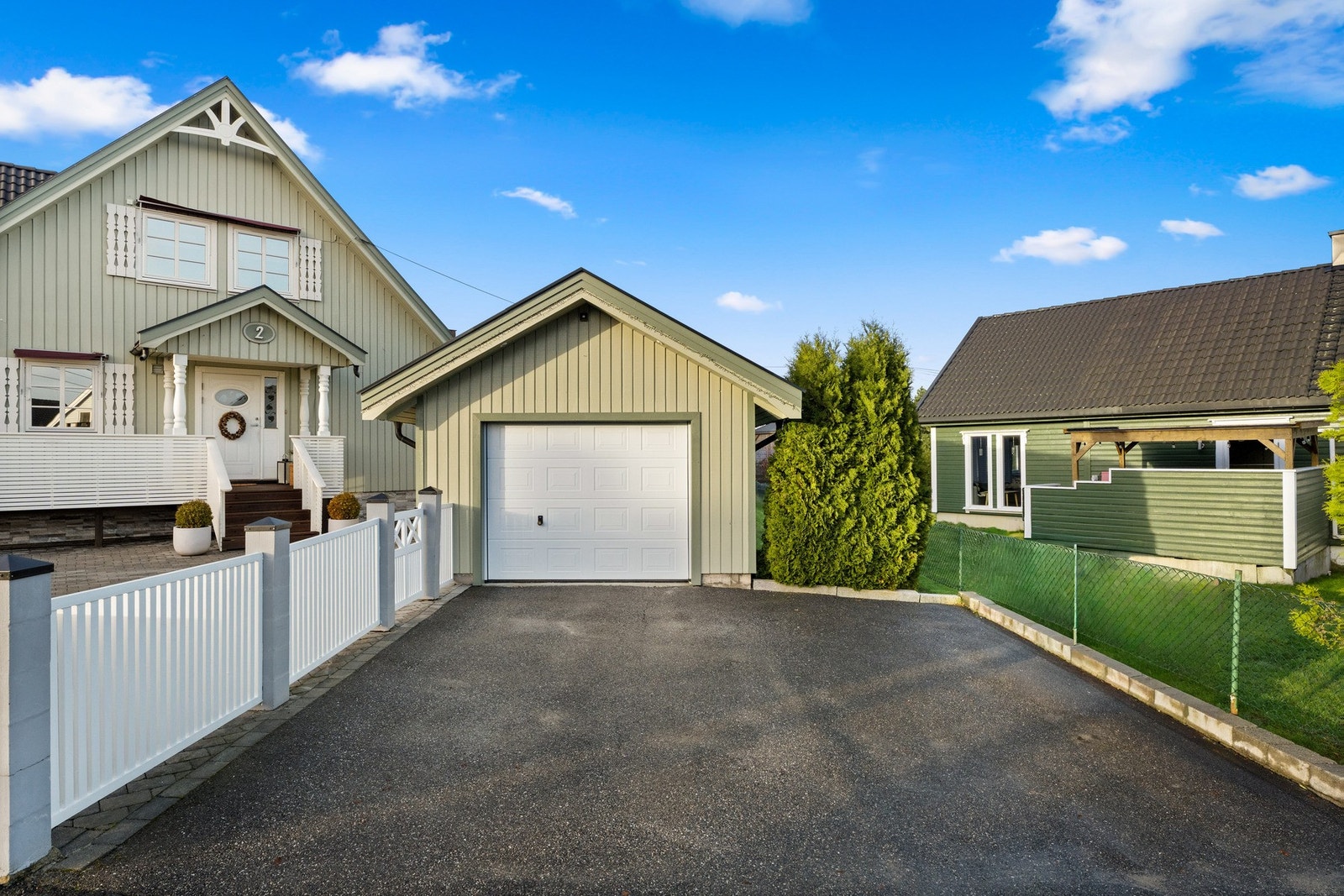 Det er parkering i garasje og på gårdsplass Galleribilde