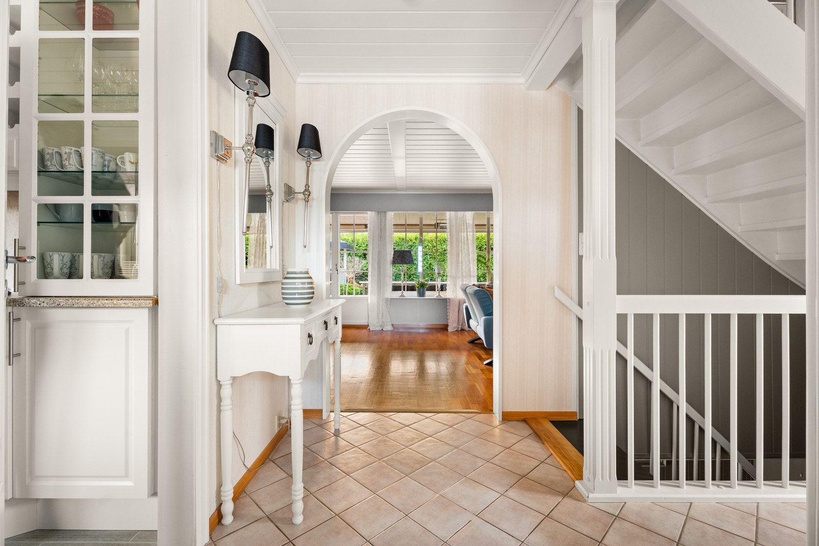 Den romslige gangen har fliser på gulv og varmekabler Galleribilde