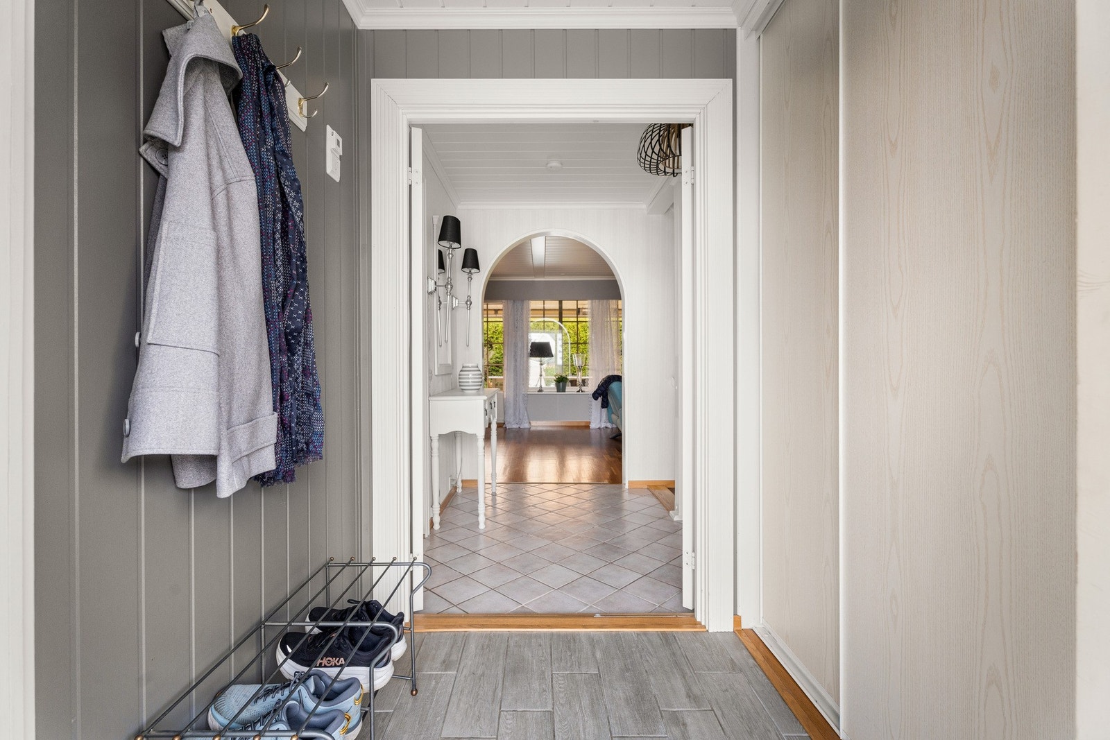 Entré med fliser på gulv og varmekabler Galleribilde