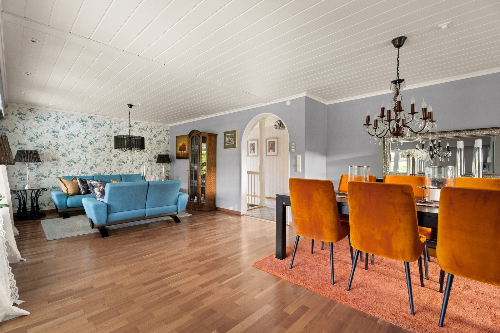 Det er god plass til både sofagruppe og spisegruppe Galleribilde