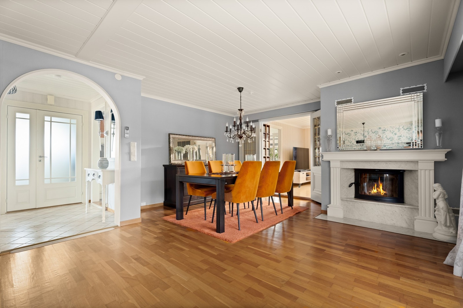 I stuen er det vedfyring i lukket peis, som sikrer godt med varme Galleribilde