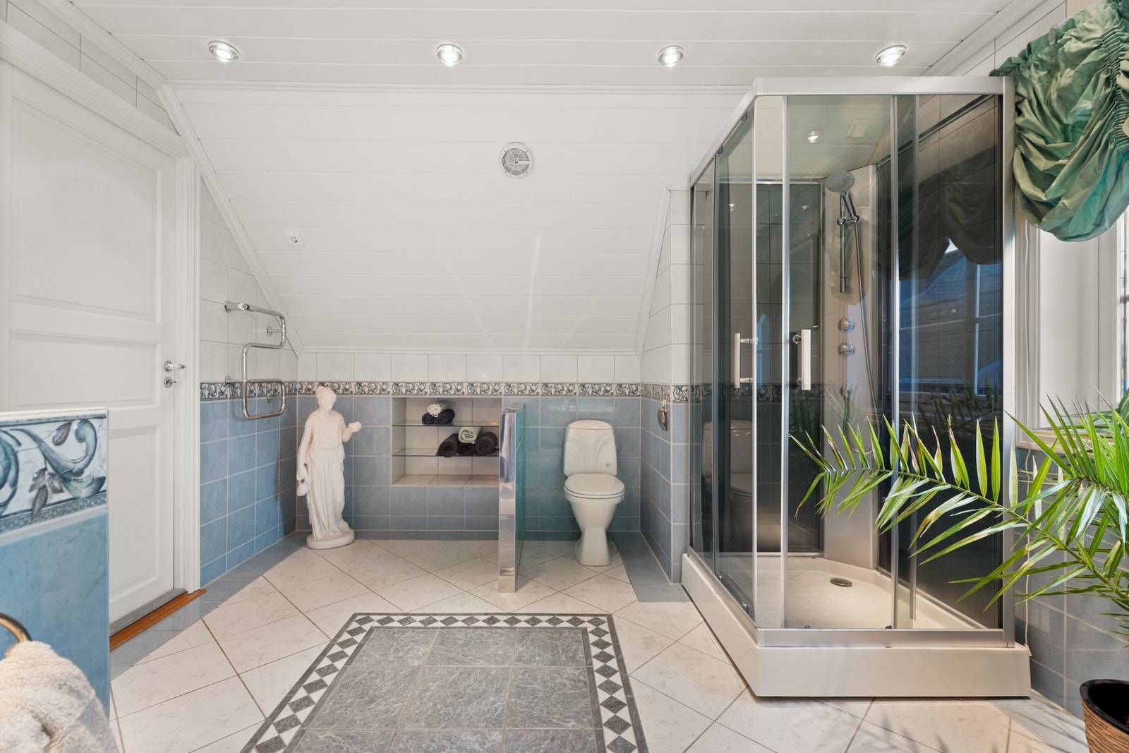 Et baderom som byr på ekstra spa-følelse Galleribilde