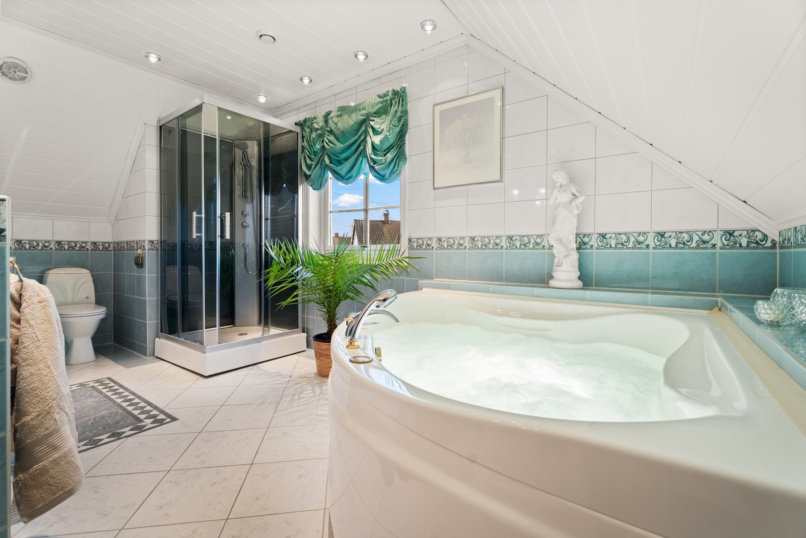 Baderommet er utstyrt med 2 servanter, dusjkabinett, gulvstående toalett, boblebadekar og håndklevarmer for ekstra komfort Galleribilde