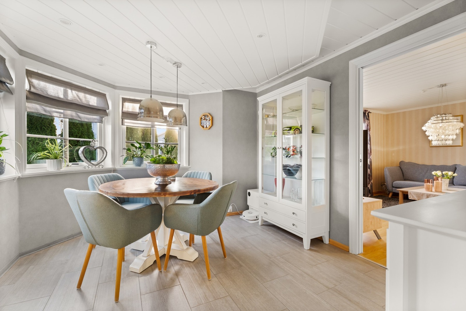 En egen spisekrok i tilknytning til både stue og kjøkken Galleribilde