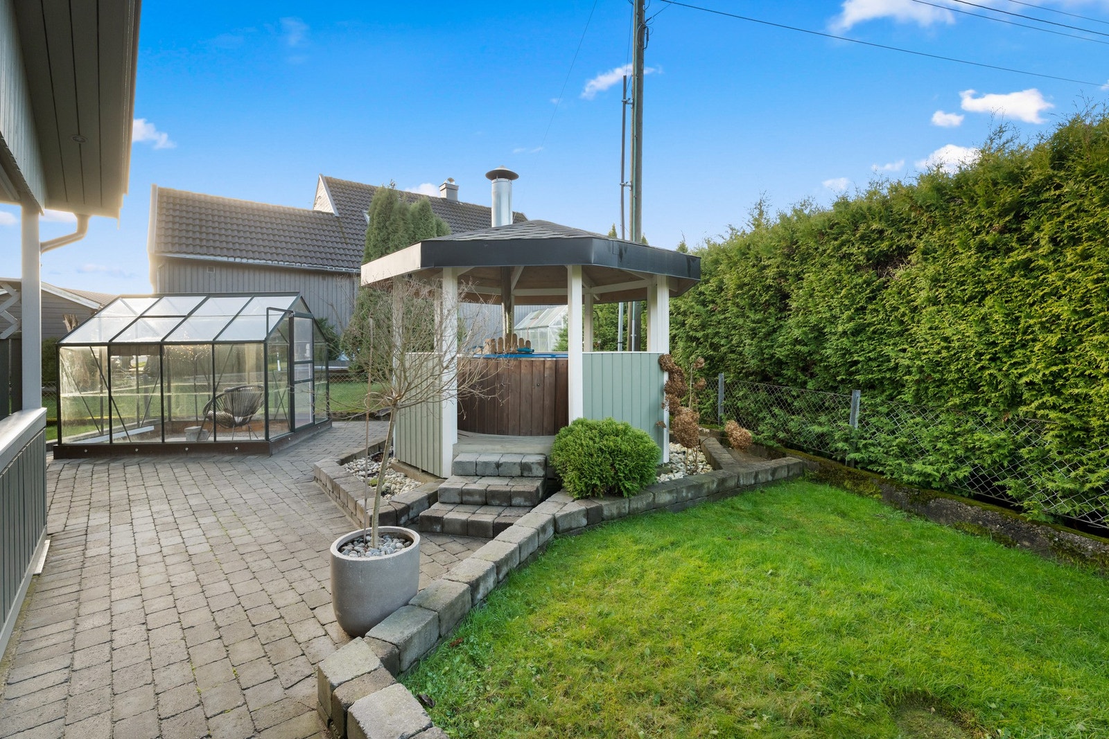 Frittstående paviljong med varmestamp Galleribilde