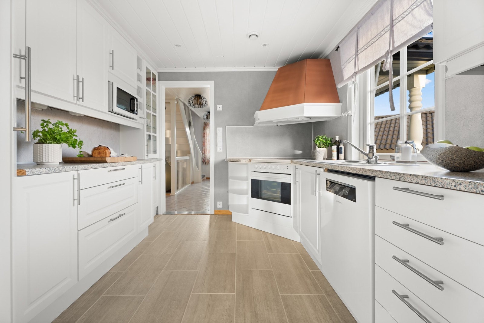 Kjøkkeninnredning med profilerte fronter og laminat benkeplate Galleribilde