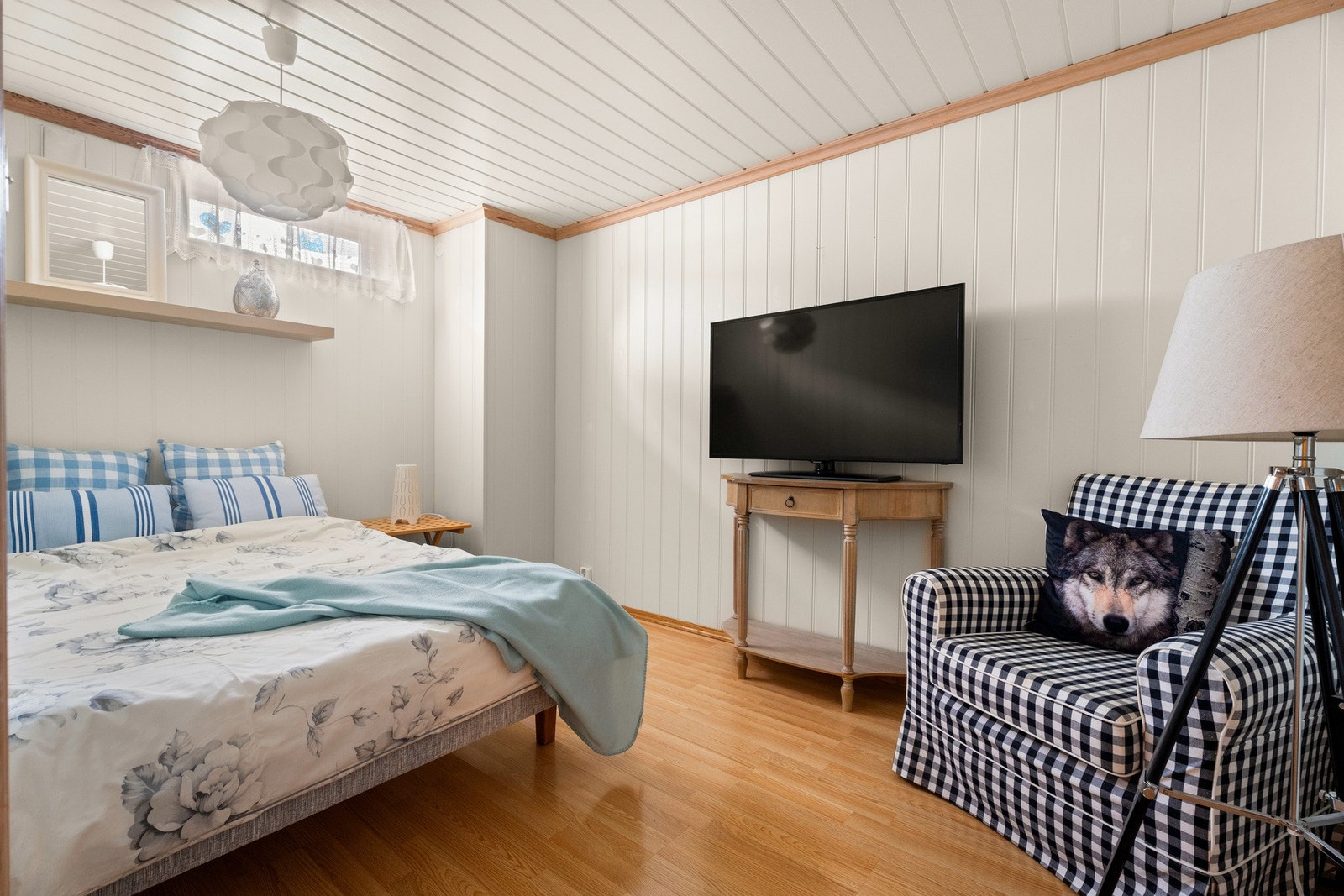 Rommet i kjeller som er innredet som soverom opprinnelig 2 boder. Endring til soverom krever søknad om bruksendring fra tilleggsdel til hoveddel Galleribilde