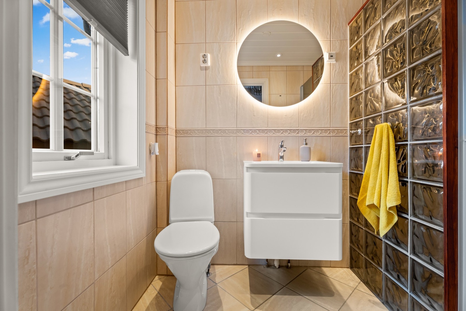 Baderom i 1. etg med skuffeseksjon fra 2025, speil og belysning over servant. Håndklevarmer for ekstra komfort. Galleribilde