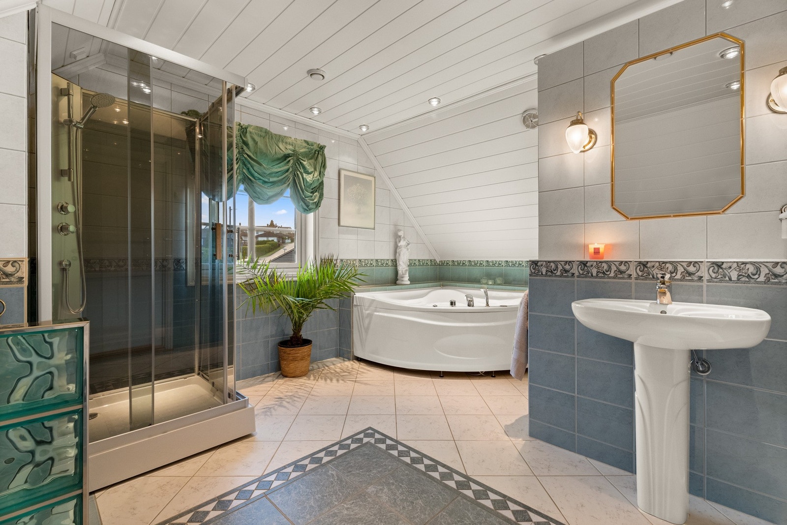 Det er delikate downlights i himlingen og innfelte høytalere Galleribilde