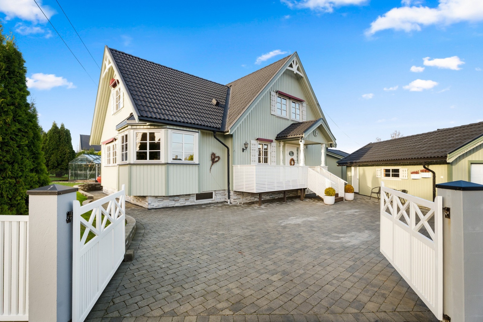 Lille Engvei 2 er sentralt beliggende på Borgenhaugen med kort avstand til butikk, skoler, barnehager og treningssenter Galleribilde