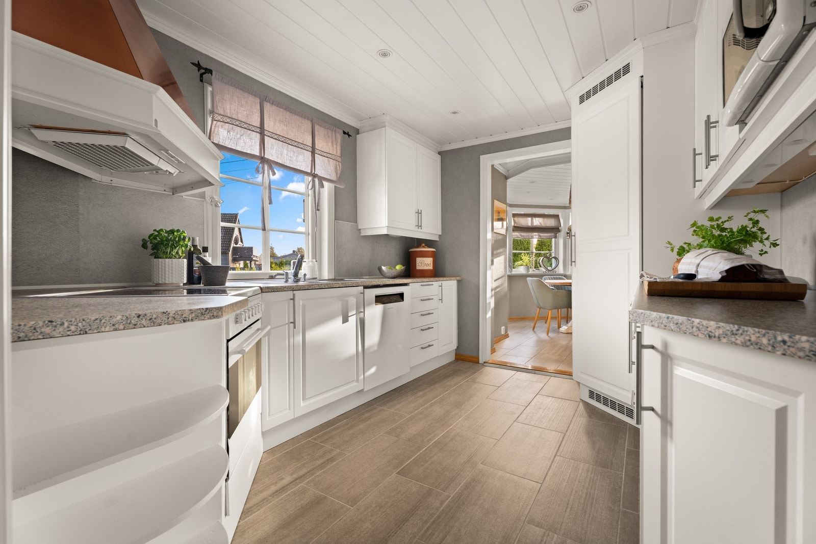 Kjølehjørne, komfyr, oppvaskmaskin og microovn medfølger i handelen Galleribilde