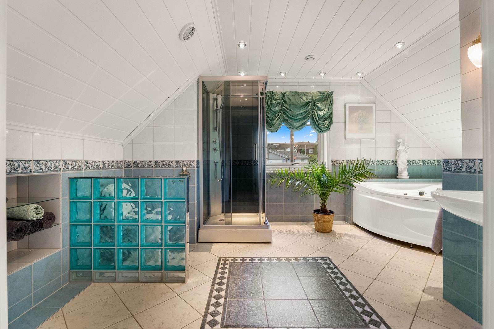 Romslig baderom på 16 kvm i 2. etasje Galleribilde