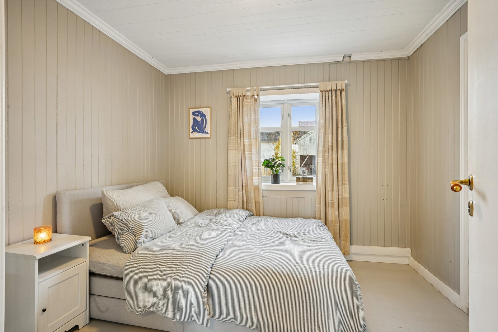 Soverom 4. Dette soverommet har adkomst fra inngangsparti mot Masterberggata og soverom 3. En kan enkelt stenge av rommet fra soverom 3 slik at det får en tilhørighet til boenheten i 2. etasje. Foto: EFKT Galleribilde