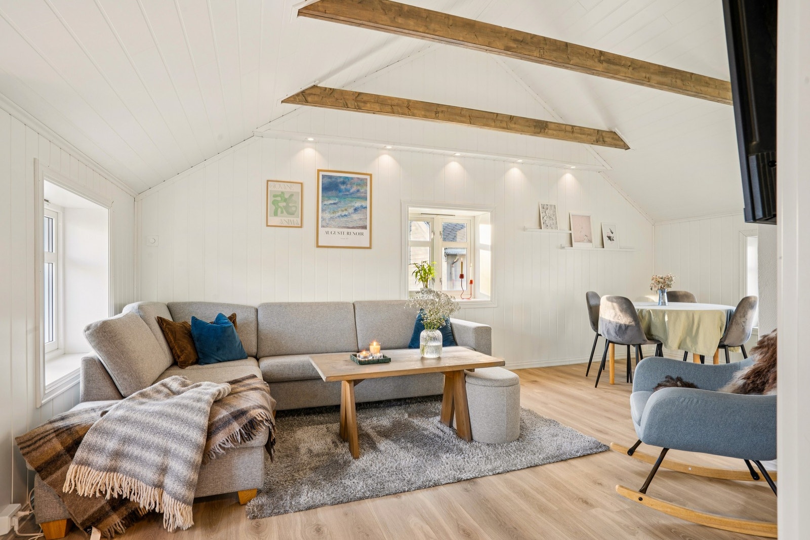 I perioden 2022-2024 ble det foretatt en rekke oppgraderinger i huset, her fra stuen i 2. etasje hvor bl.a himling ble hevet for å skape en luftigere atmosfære. Foto: EFKT Galleribilde