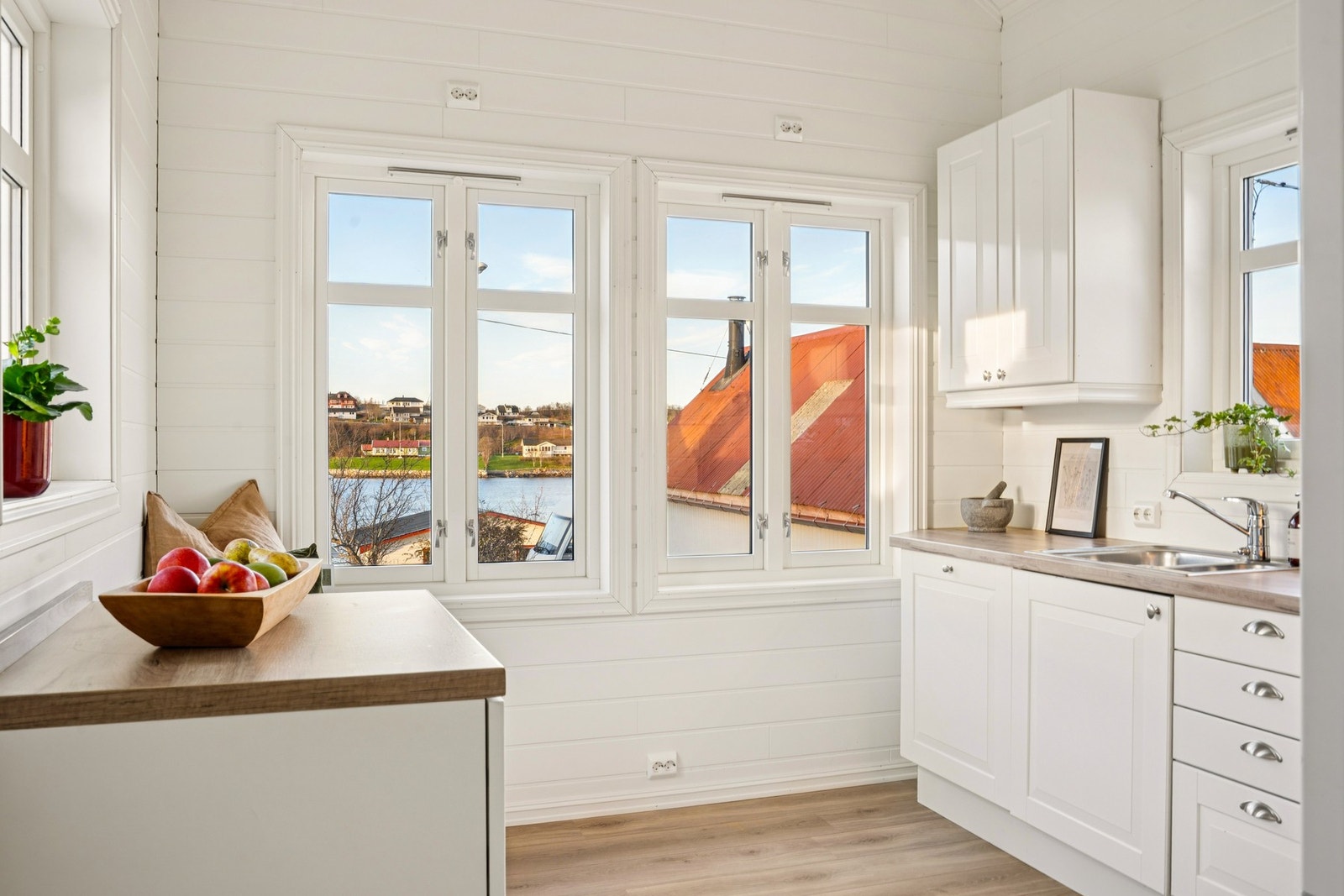 Moderne kjøkken i 2. etasje med alle nødvendige funksjoner. Foto: EFKT Galleribilde