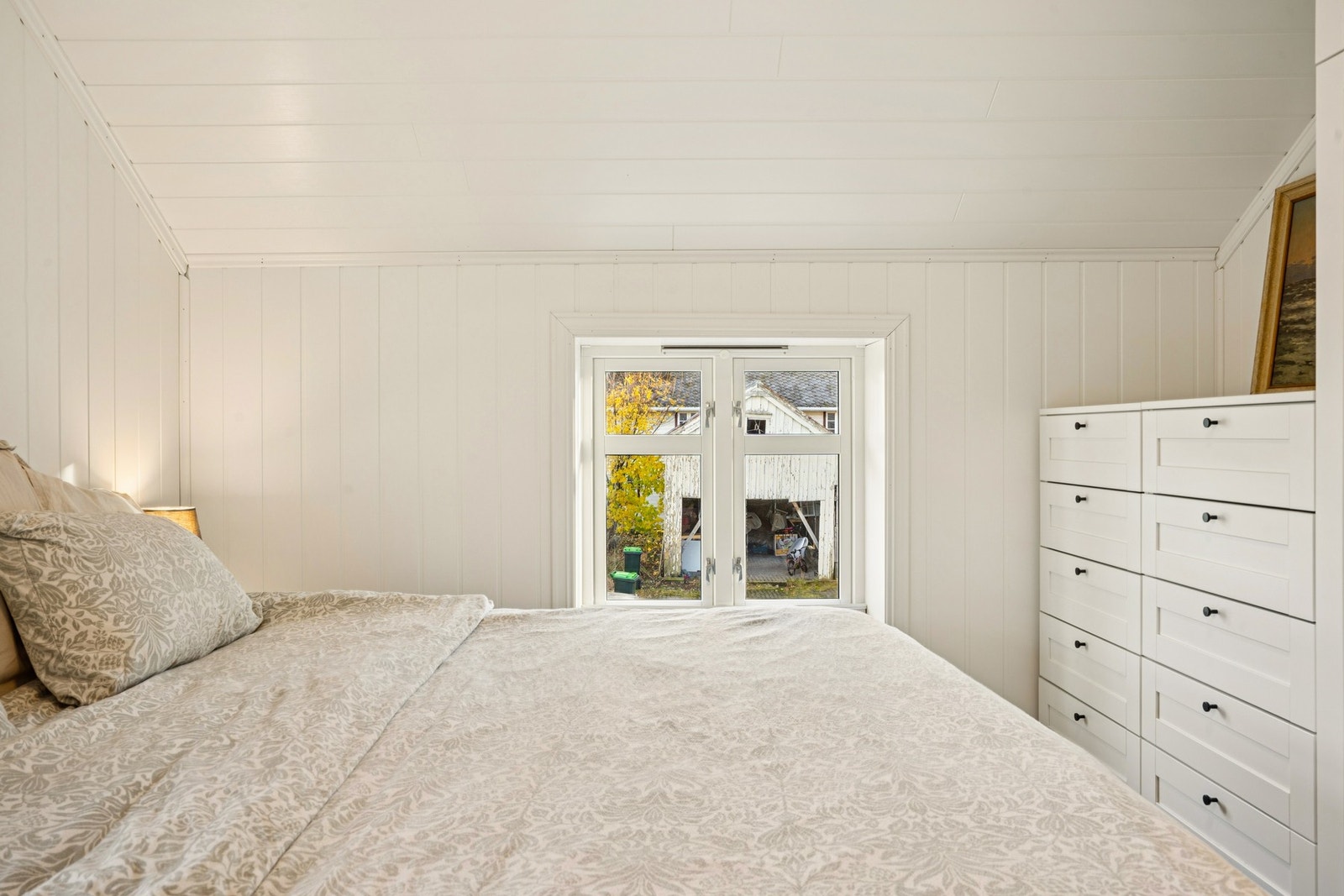 På hovedsoverommet er det rikelig med plass til dobbeltseng, skap og nattbord. Foto: EFKT Galleribilde