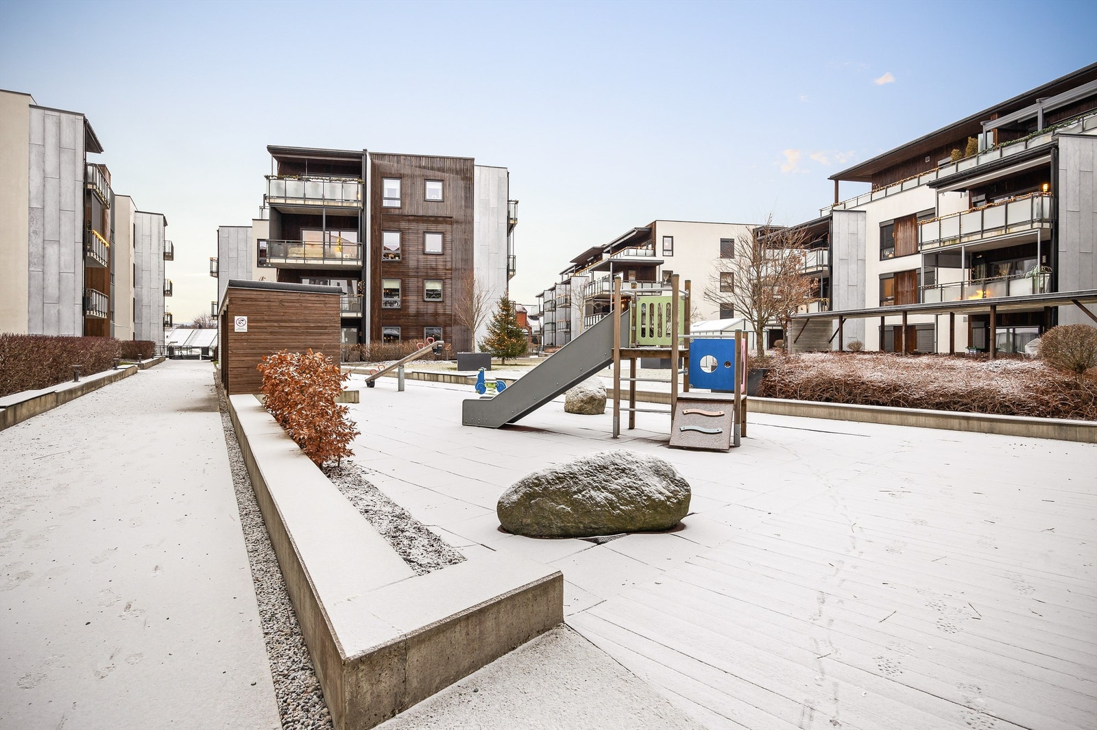 Noe av det som kan nevnes er plass til bilpleie/vaskeplass og gratis utlån av 2 stk. hengere (en lukket og en åpen) Galleribilde