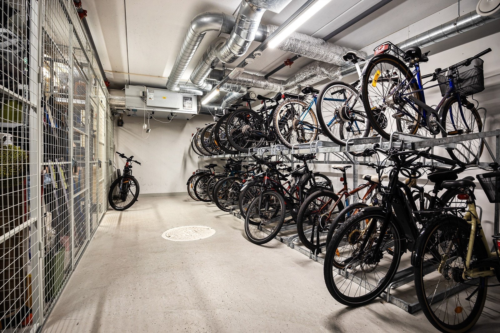 Felles sykkelbod og sykkelparkering både utvendig samt innvendig Galleribilde