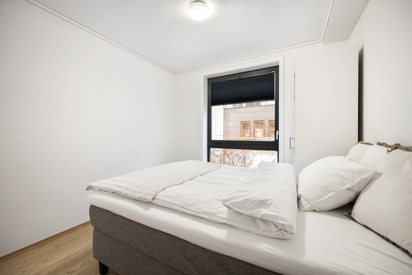 Leiligheten har ett soverom ved siden av stuen Galleribilde