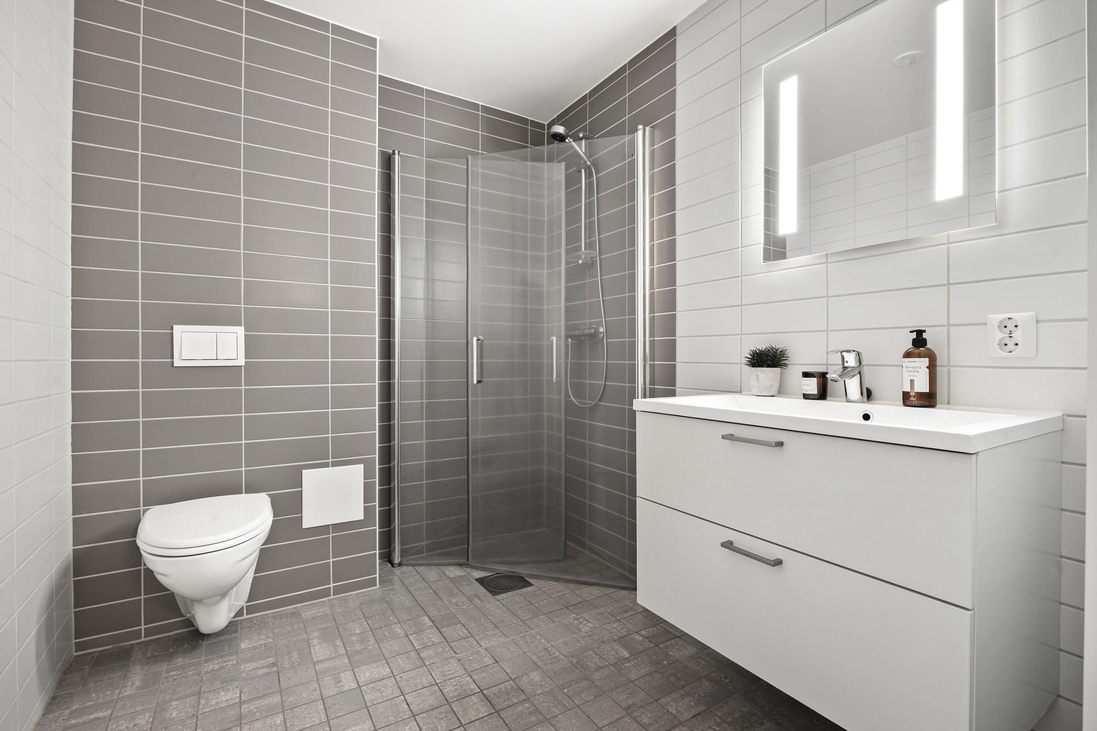 Lyst og pent flislagt bad Galleribilde