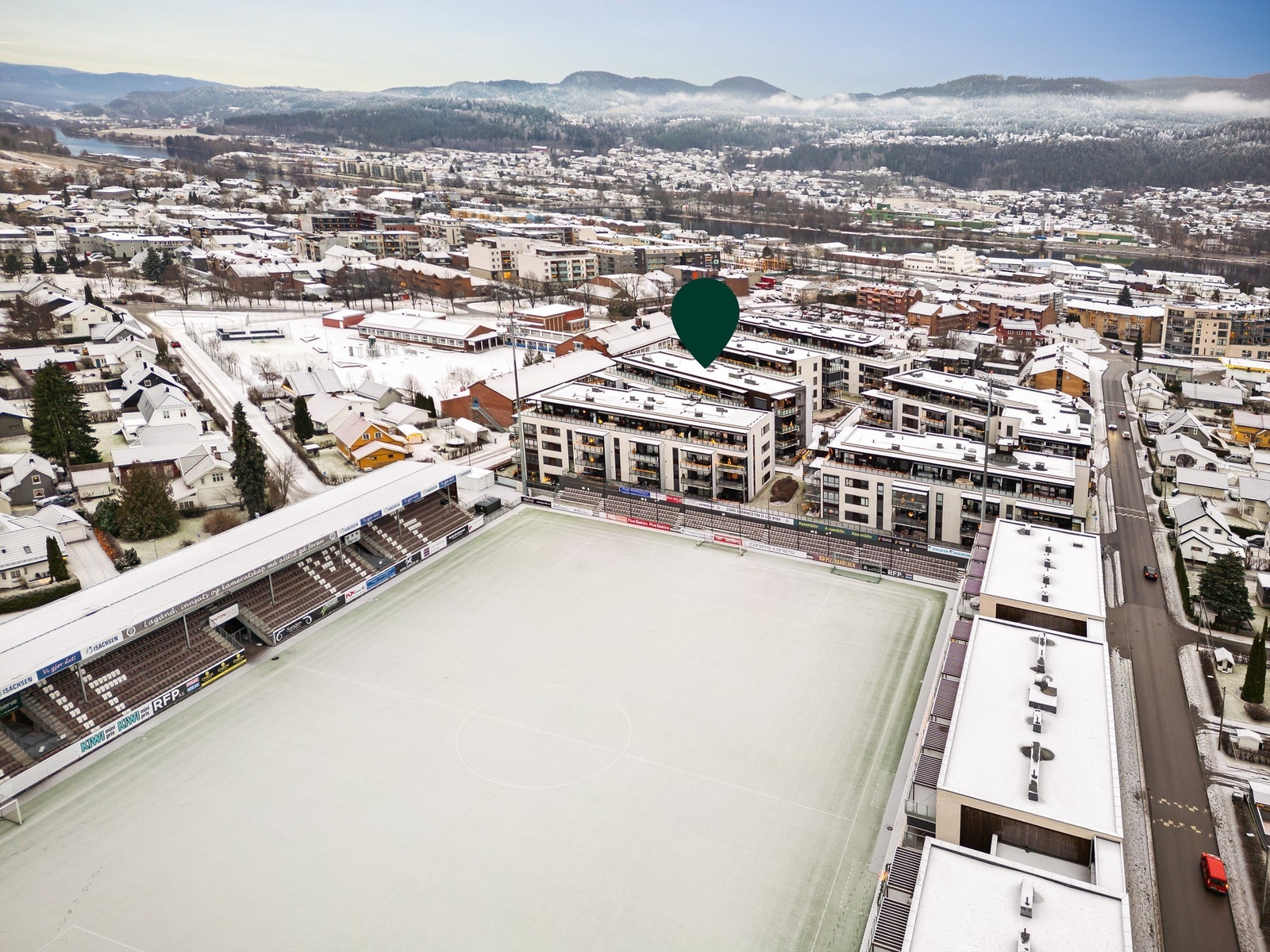 Det er cirka 600 meter til Mjøndalen stasjon - Her er det gode bussforbindelser og togavganger Galleribilde