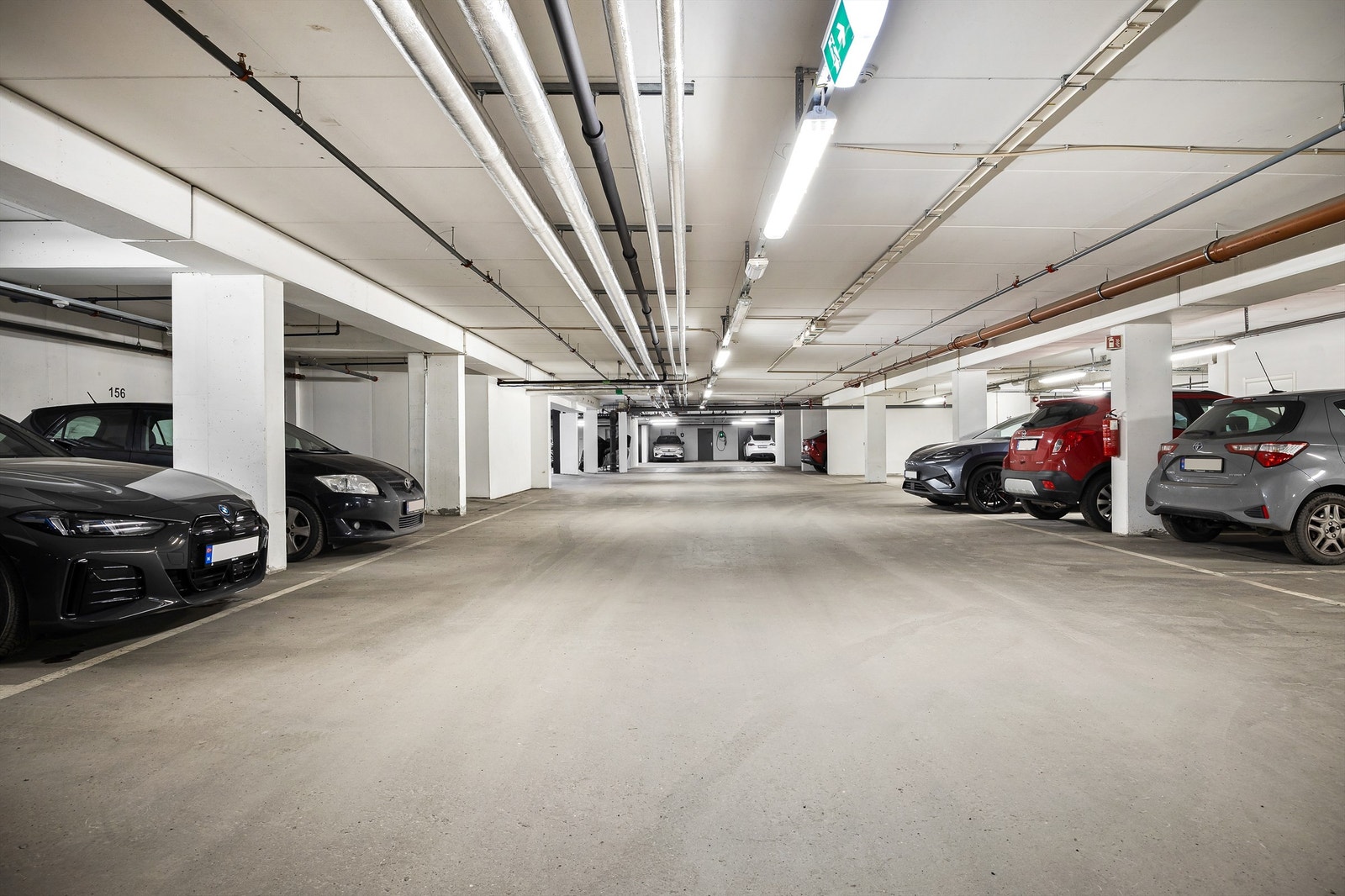 Medfølgende parkeringsplass i felles garasjeanlegg rett ved leiligheten Galleribilde