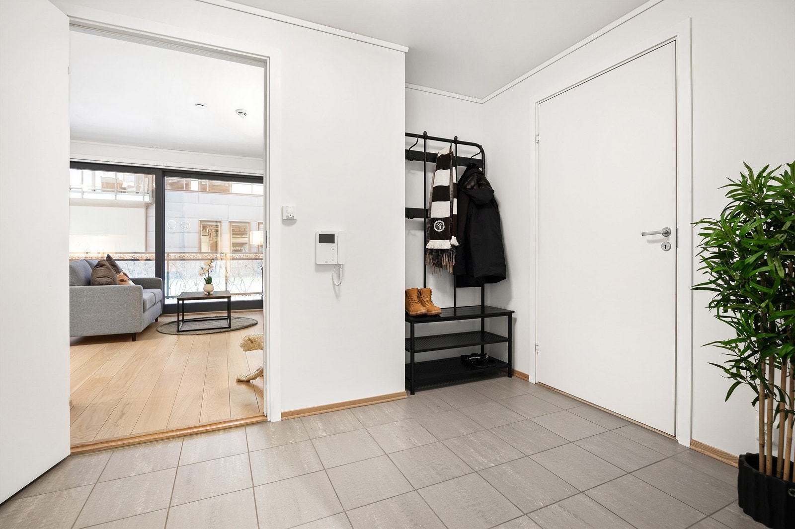 Innvendige overflater i leiligheten består av: Parkett og fliser på gulv. Malte vegg- og himlingsflater (malt i desember 2025). Galleribilde