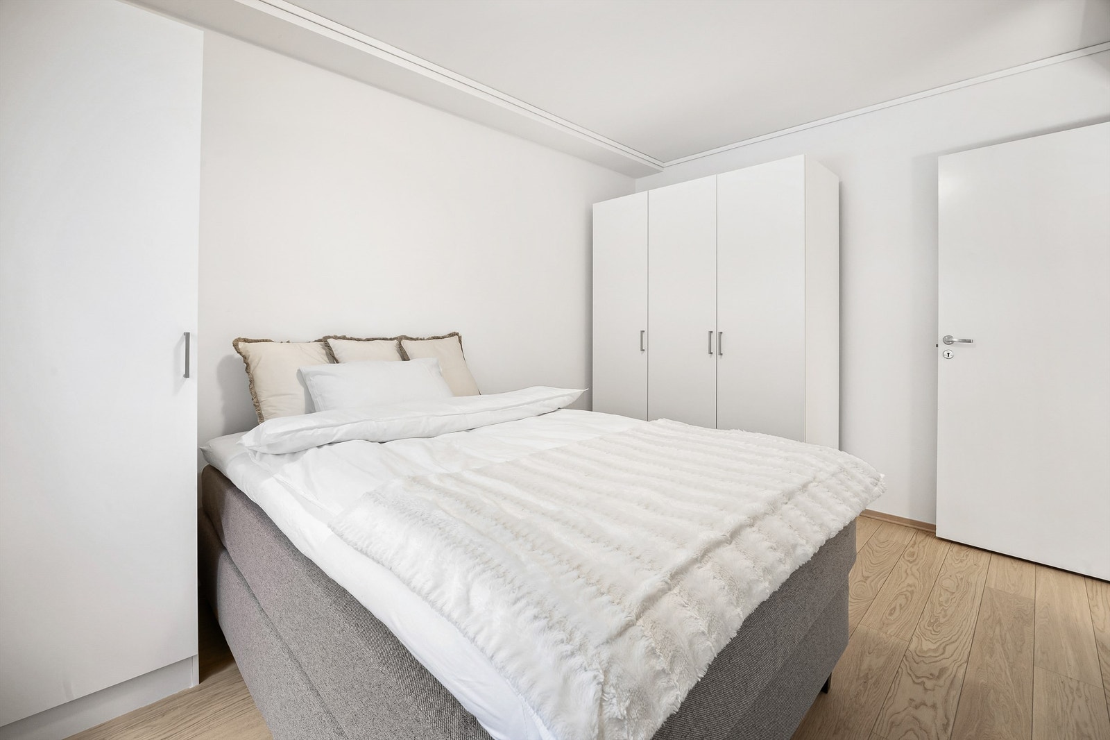 Rommet har et enkeltskap og en garderobeløsning med et enkeltskap samt et dobbeltskap Galleribilde