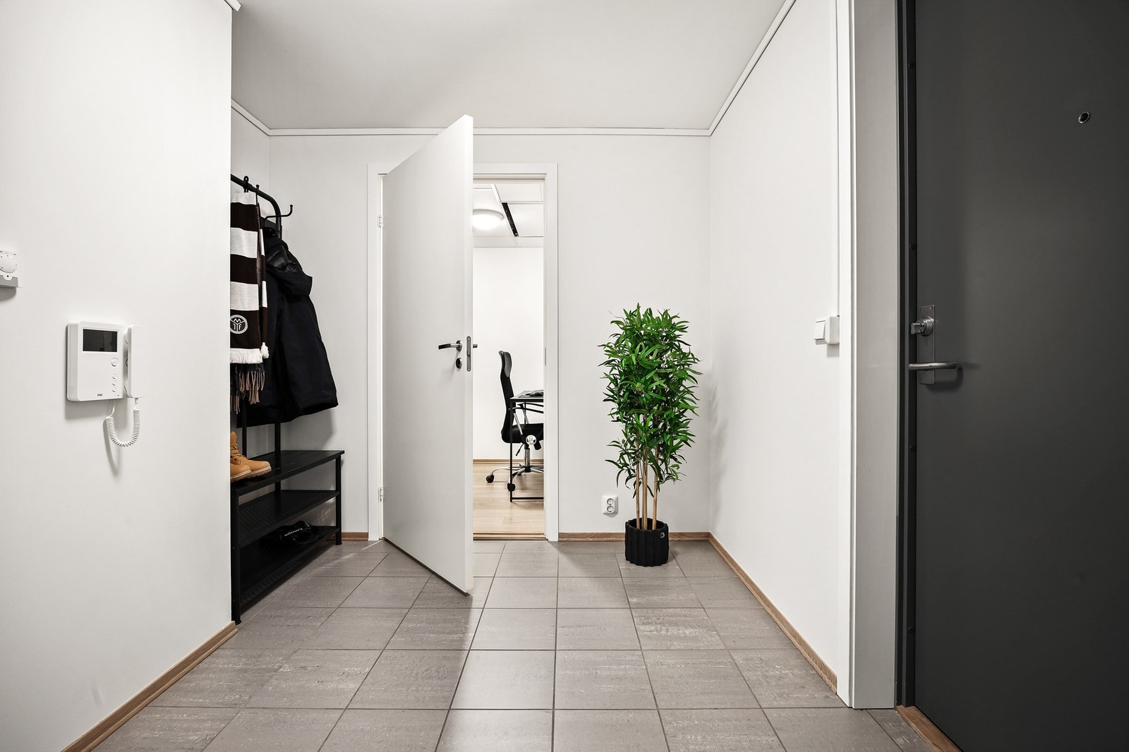 Dørcallinganlegg med åpnerfunksjon i entré Galleribilde