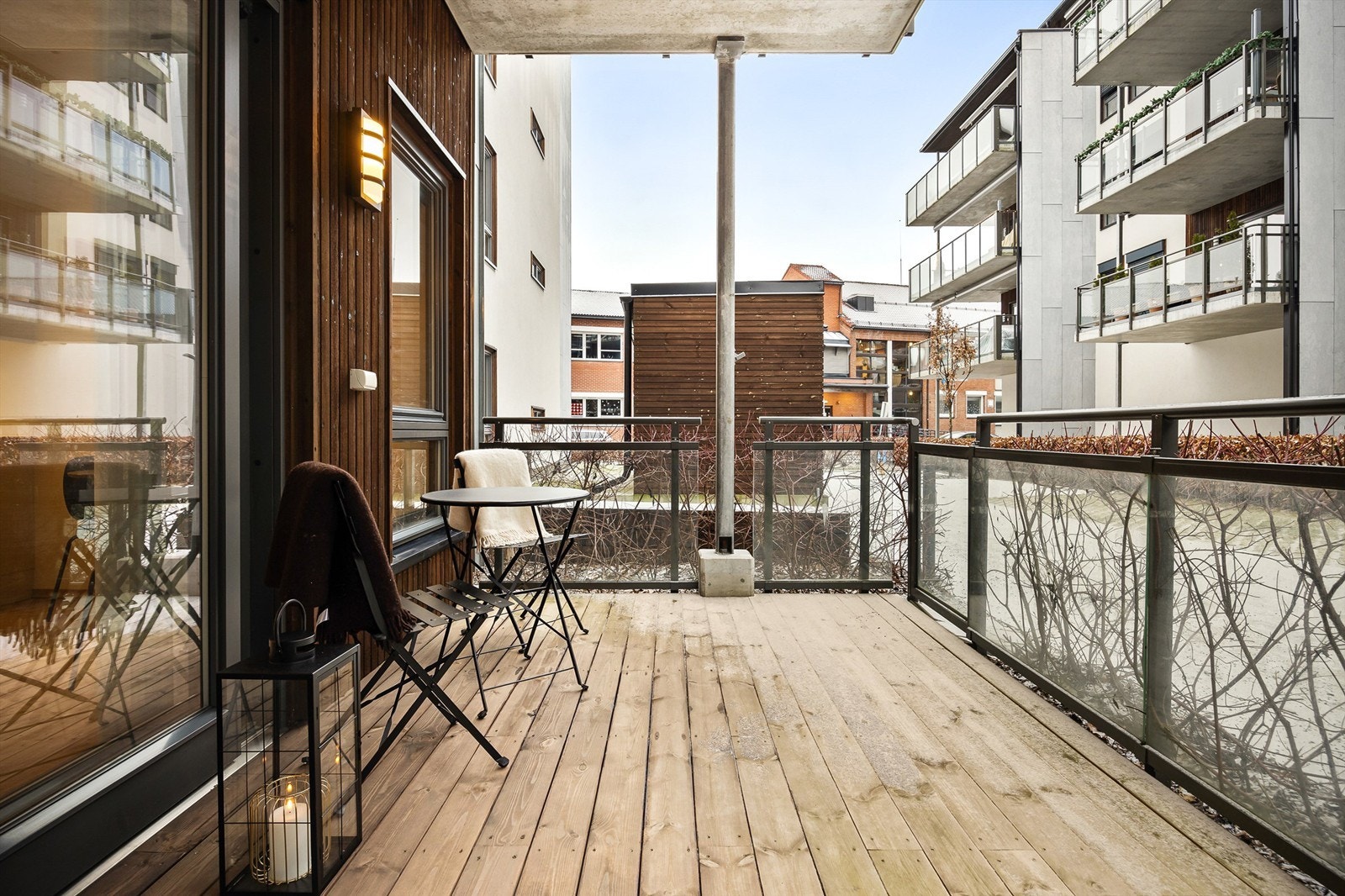 Overbygget nordvendt markterrasse på ca. 14 kvm med terrassebord på gulv Galleribilde