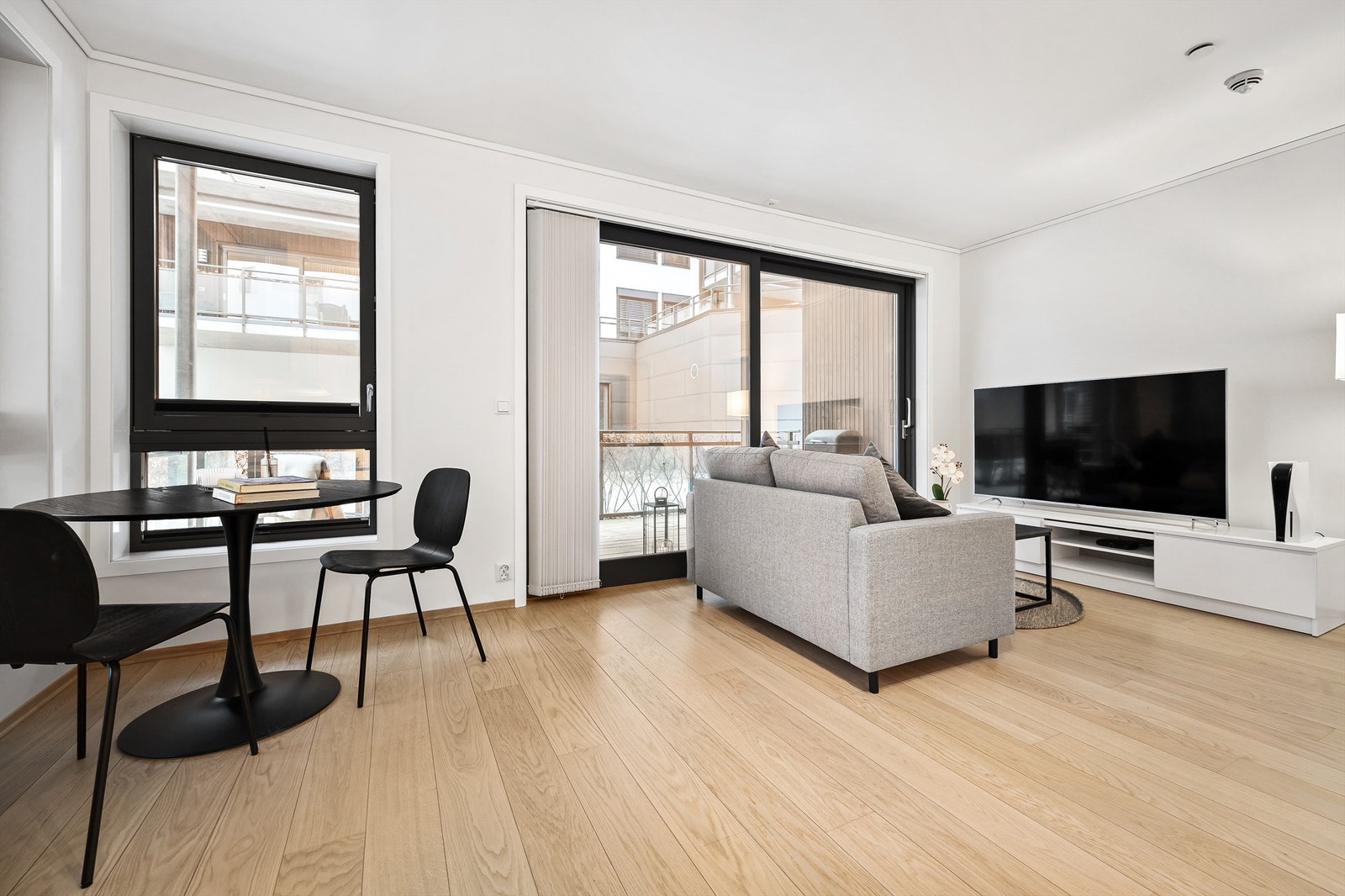 Store vindusflater som gir godt med naturlig lysinnslipp Galleribilde