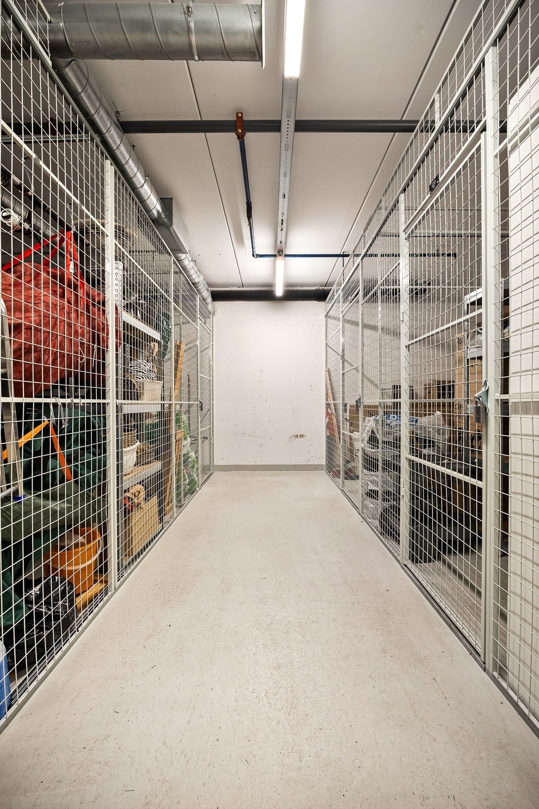 Tilgang til egen bod og garasjeplass i samme etasje som leilighetens etasjeplan Galleribilde