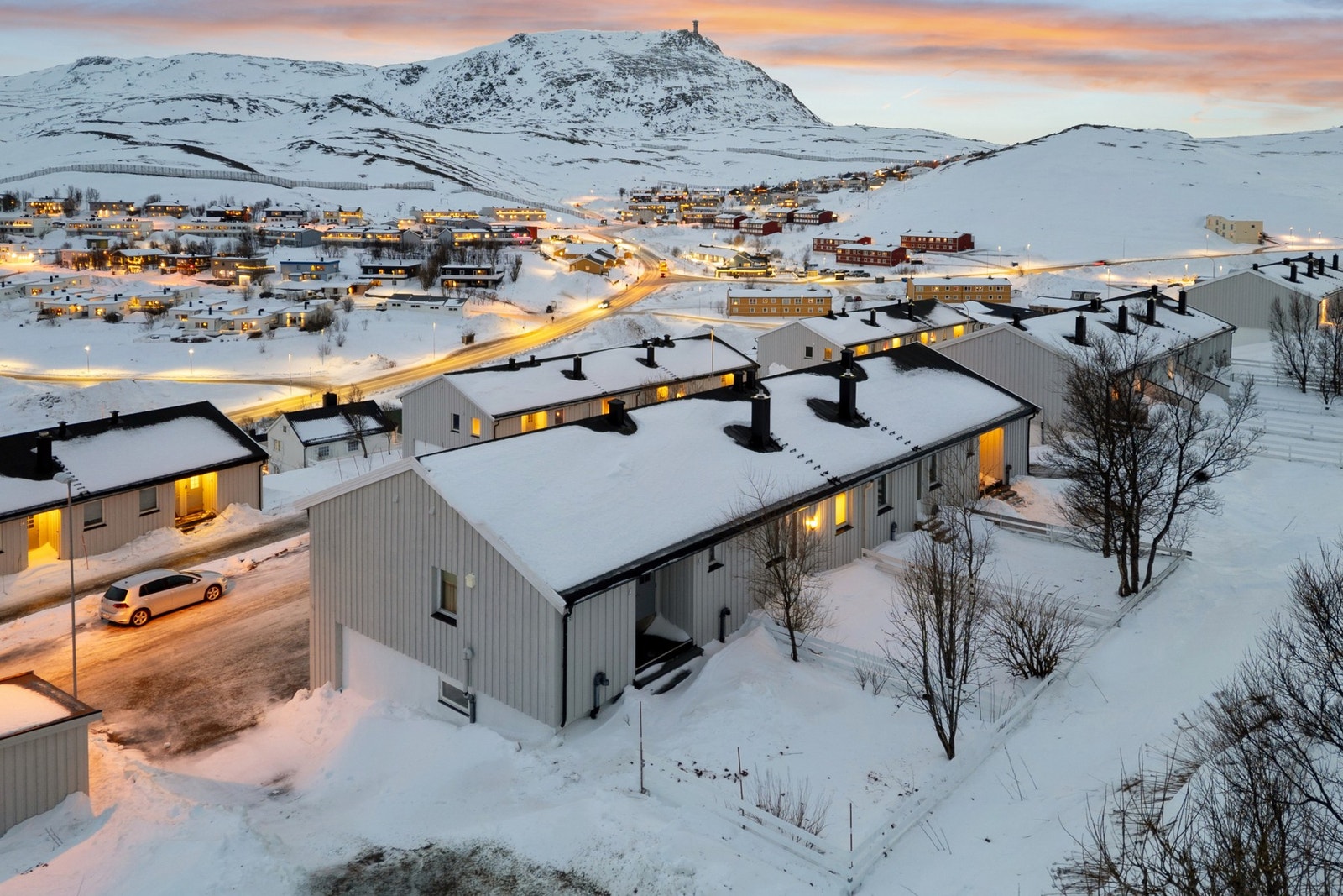 Eiendommen ligger like utenfor bykjernen, i et etablert boligområde på Høyden i Baksalen. Galleribilde