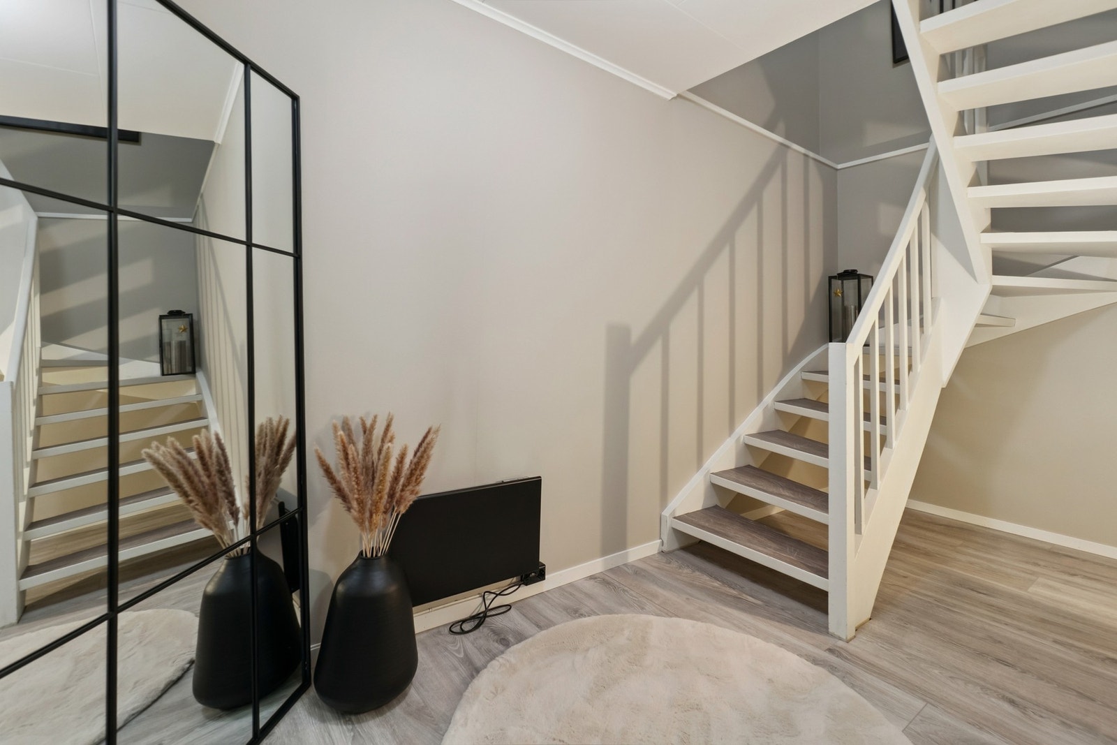 Her møter du en gang med plass til ytterligere innredning, og en bod for oppbevaring. Galleribilde